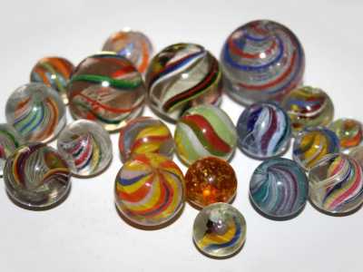 Il 50enne barese Rafael La Perna ne possiede migliaia. IL collezionista ci mostra le "handmade marbles" prodotte all�inizio del 900 in Germania e riconoscibili dalle �cicatrici� ai due poli causate dalla lavorazione manuale e artigianale  